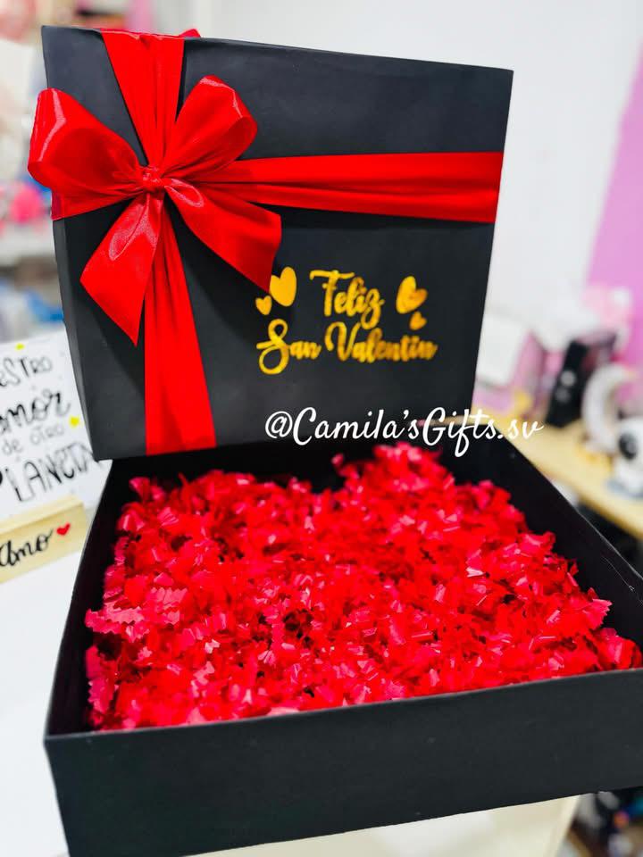 Caja personalizada negra con lazo rojo y mensaje de San Valentín
