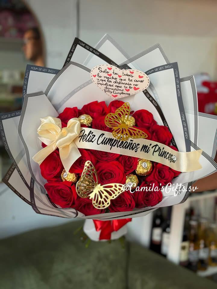Ramo deluxe de rosas rojas con chocolates Ferrero Rocher y mariposas