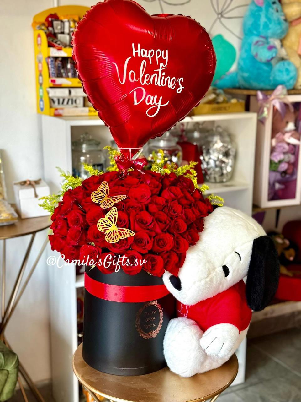Arreglo de rosas rojas con corazón decorativo y mariposas