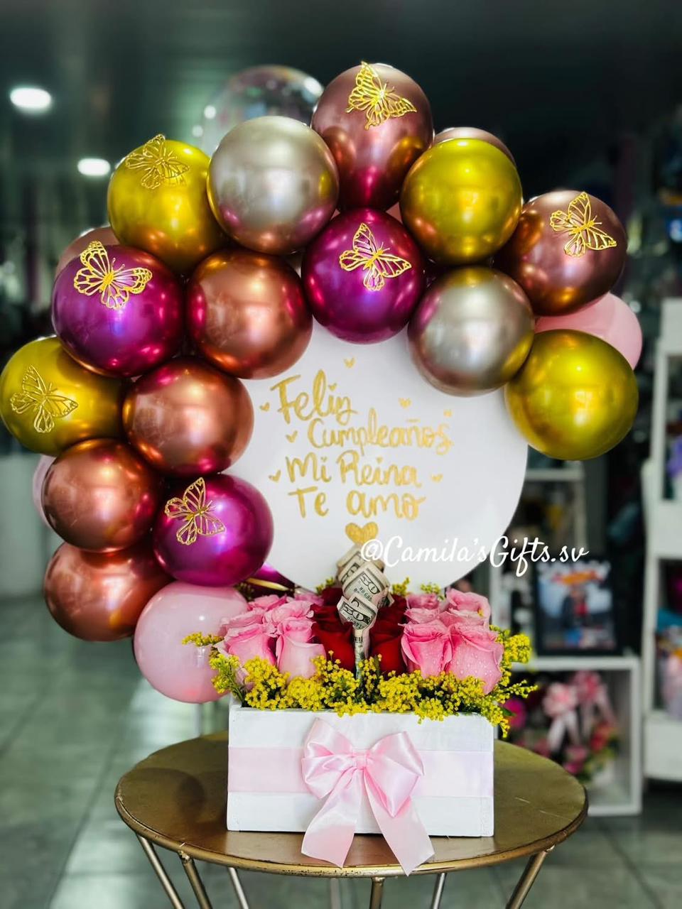 Arreglo de globos metálicos dorados y rosas con flores