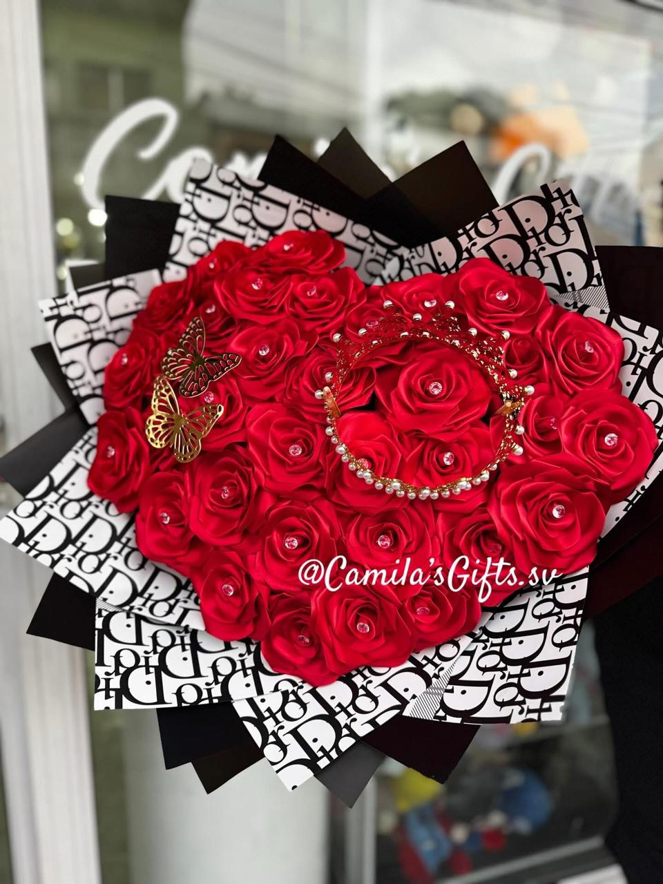 Ramo de rosas rojas con mariposas doradas